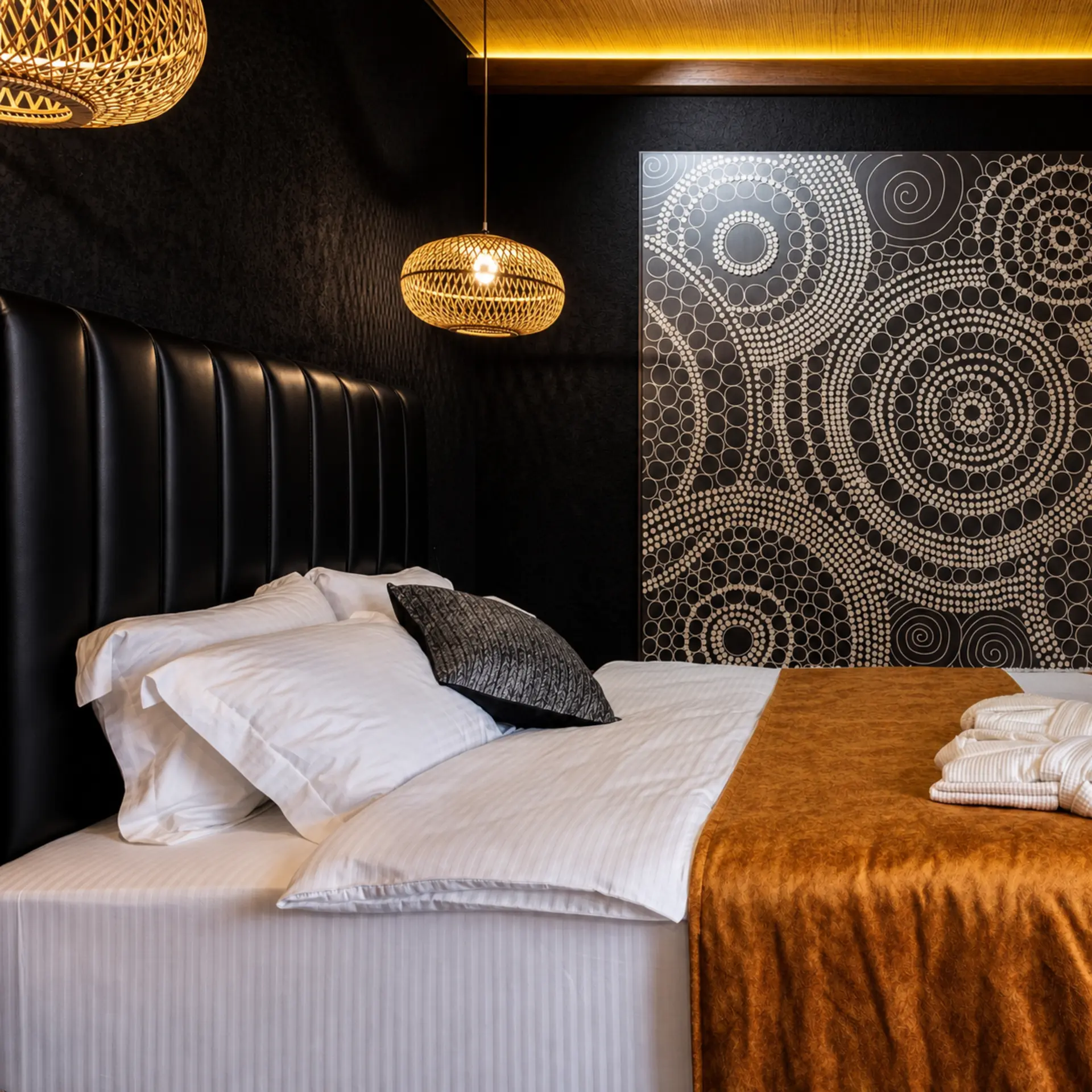 Audio branding in hospitality: why does music chosen at random by algorithms destroy the reception of a premium brand, and how can it be repaired?