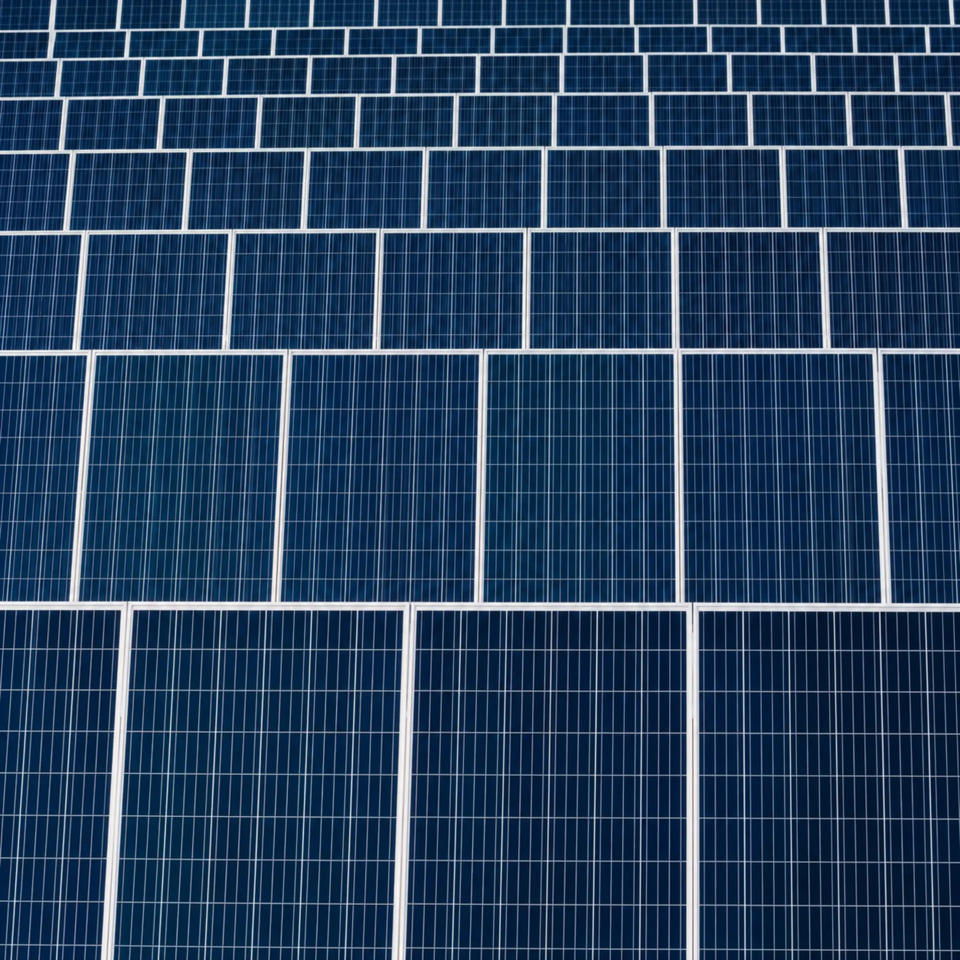 Przetargi w energetyce odnawialnej (OZE): Jak uwiarygodnić firmę wykonawczą w budowie wież wiatrowych i chłodniczych?